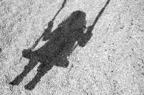 criança em baloiço