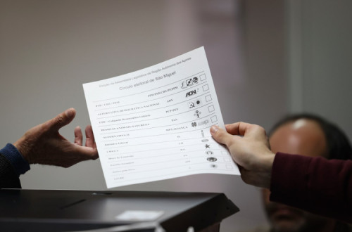 Mesa de voto em Ponta Delgada.