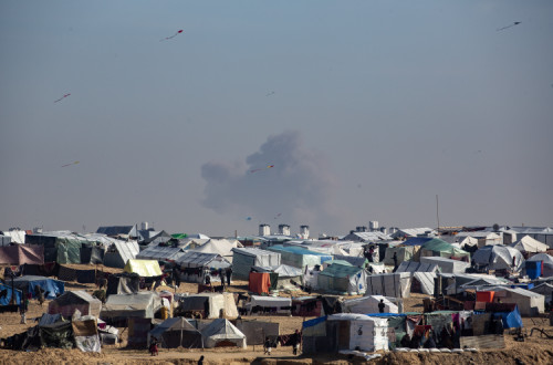 Fumo de um ataque israelita visto a partir de um campo de refugiados em Rafah. Foto de HAITHAM IMAD/EPA/Lusa.