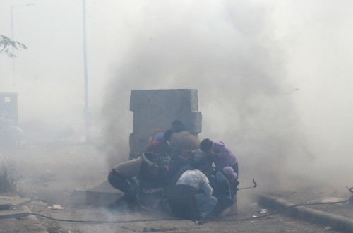 Agricultores indianos protegem-se do gás lacrimogéneo. RAJAT GUPTA/EPA/Lusa.