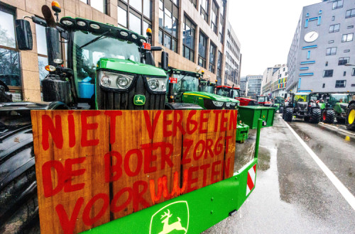 Manifestação de agricultores em Bruxelas. Foto de OLIVIER MATTHYS/EPA.