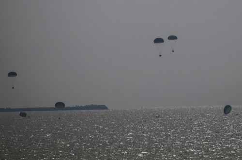 Avião jordano lança ajuda humanitária no mar a sul de Gaza, 26 de fevereiro de  2024. Foto de MOHAMMED SABER/EPA/Lusa.