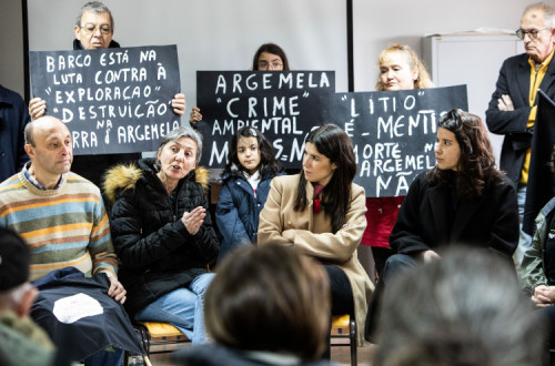 Mariana Mortágua com as populações afetadas pela mina de lítio a céu aberto da Argemela. Foto de MIGUEL PEREIRA DA SILVA / LUSA.