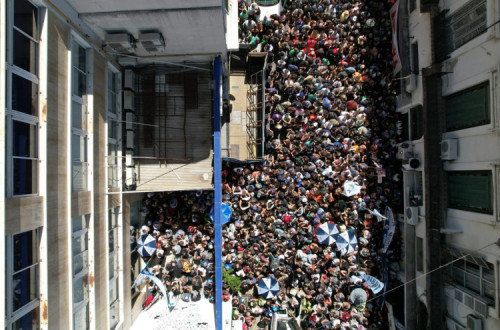 Abraço coletivo à porta da sede da agência noticiosa argentina. Foto de Somos Télam.