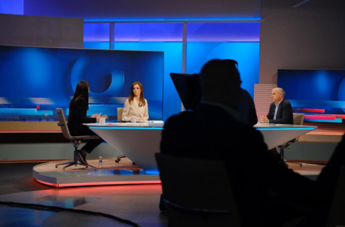 Mariana Mortágua e Paulo Raimundo no estúdio do debate deste domingo