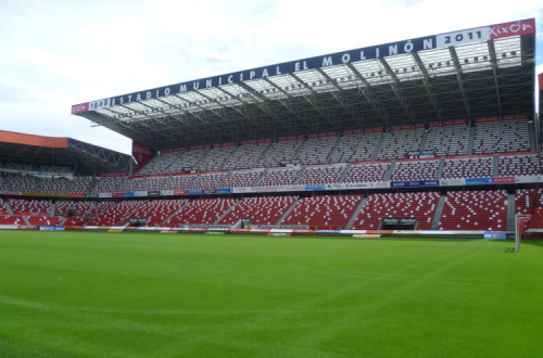 Interior do estádio El Molinón, em Gijón.