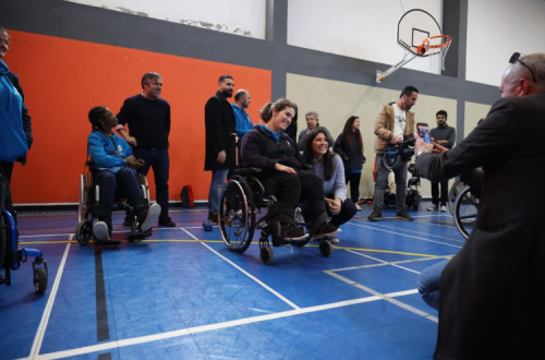 Mariana Mortágua com praticantes de boccia este sábado na Arrentela.