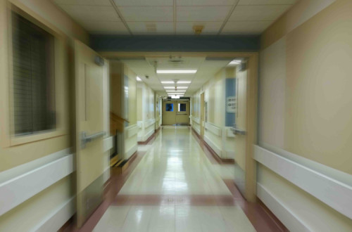 Corredor vazio em Hospital