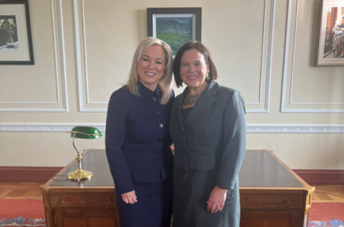 Michelle O’Neill  e Mary Lou McDonald no gabinete da nova primeira-ministra. Foto publicada no X.