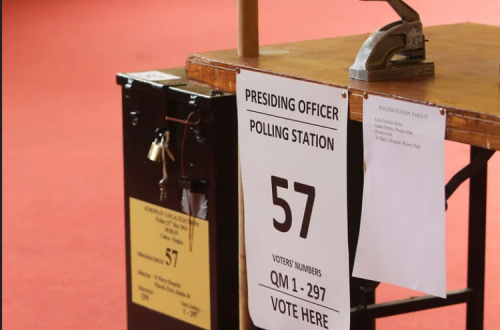 Mesas de voto. Foto da Comissão Eleitoral irlandesa.