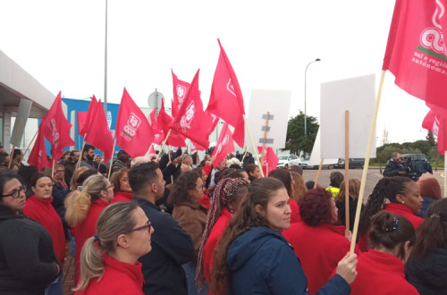 Concentração de trabalhadores à porta do hospital de Cascais.