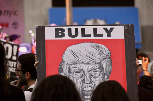 Cartaz de Trump como Bully.