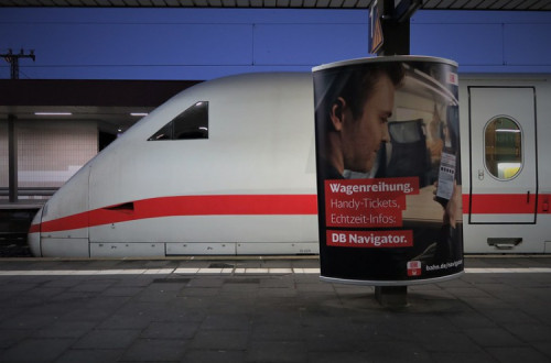 Comboio e anúncio da Deutsche Bahn. Foto da Cityswift/Flickr.