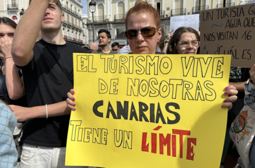 Manifestante nas Canárias com um cartaz a defender que a região "tem um limite".