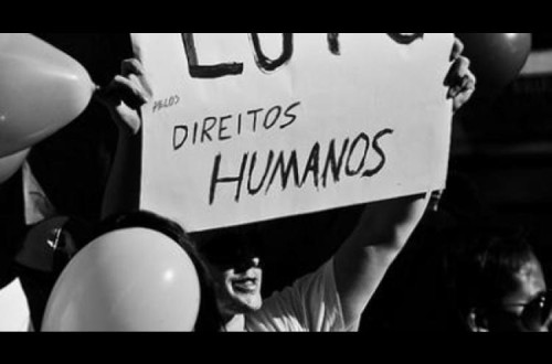 Manifestante com cartaz sobre luta pelos direitos humanos.