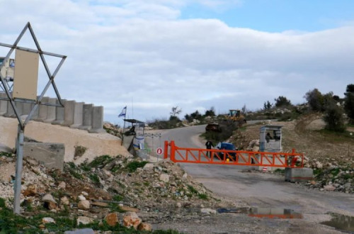 Colonato de Homesh com novo portão. Foto de Alex Levac publicada no A LEncontre.