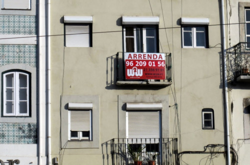 casa com anúncio de arrendamento