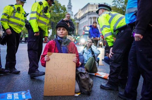 Manifestantes num protesto contra os combustíveis fósseis no Reino Unido.