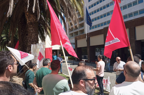 Concentração à porta da Navigator
