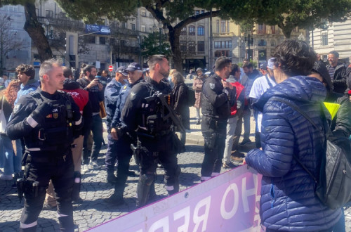Polícia foi chamada para afastar manifestantes no 1º de Maio da CGTP no Porto.