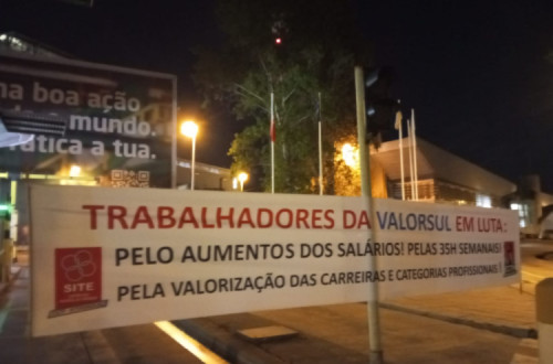 Faixa colocada à entrada da Valorsul