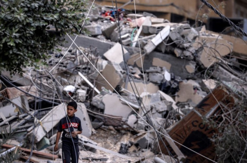 Criança palestiniana em destroços.