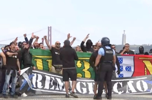 Manifestação neonazi junto ao Padrão dos Descobrimentos