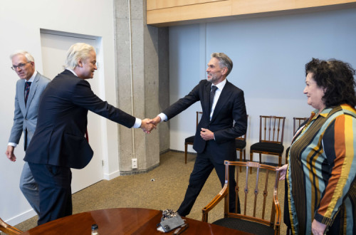 Wilders aperta a mão ao novo primeiro-ministro dos Países Baixos.