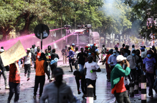 Manifestantes a serem reprimidos com gás lacrimogéneo em Nairoibi.