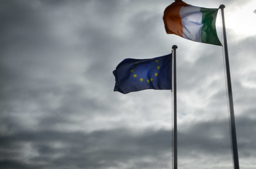Bandeira da União Europeia e irlandesa.