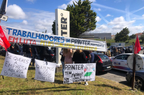 Faixas à entrada da Printer