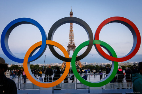 Símbolo dos Jogos Olímpico frente à Torre Eiffel.