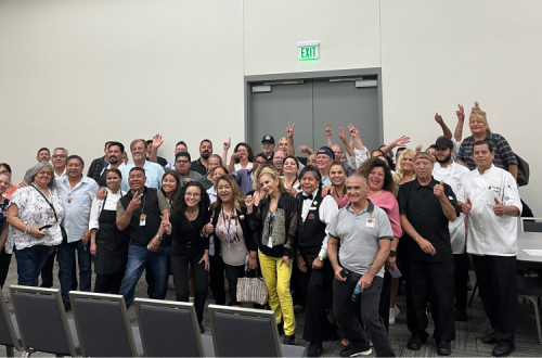 Trabalhadores da hotelaria do Centro de Convenções de San Diego celebram.