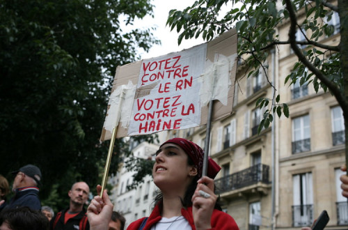 Cartaz numa manifestação contra a extrema-direita em França