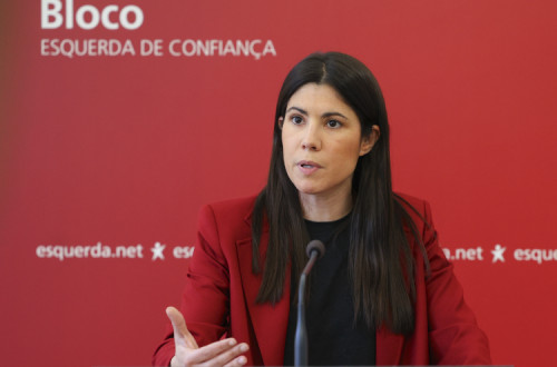 Mariana Mortágua em conferência de imprensa.