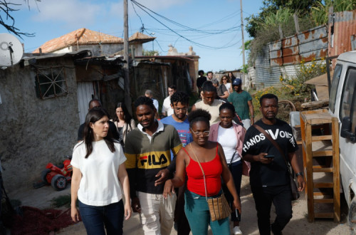 Mariana Mortágua com moradores do Bairro da Penajoia, em Almada.