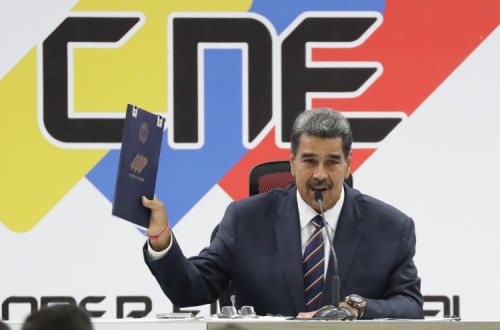 Maduro segura a ata que o declara novamente presidente.