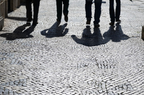 sombras de pessoas na rua