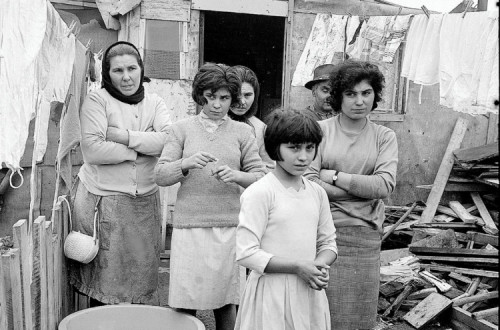 Imigrantes portugueses no bidonville em Champigny-sur-Marne, 1964