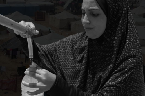 Palestiniana enche garrafa de água.