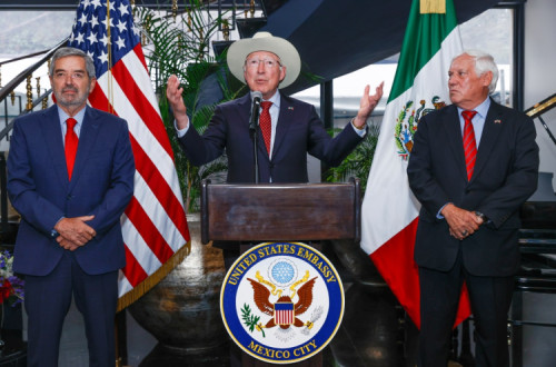 Embaixador Ken Salazar em julho, ladeado pelo próximo ministro dos Negócios Estrangeiros Juan Ramon de la Fuente (à esq. na foto) e pelo atual ministro da Agricultura Victor Manuel Villalobos (à dir. na foto).