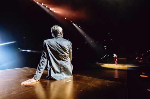 Caetano Veloso num espetáculo com Maria Bethânia.