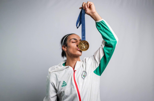 Imane Khelif com medalha de ouro
