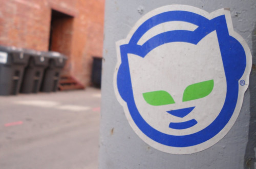 Autocolante do Napster numa parede de rua