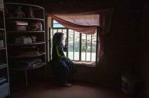 Mulher afegã à janela