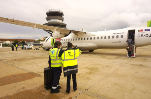 trabalhadores de Groundforce junto ao avião
