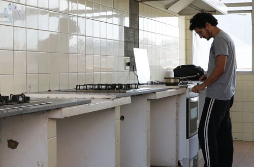 Estudante em alojamento estudantil