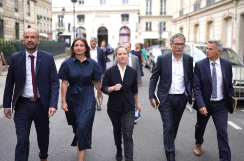 Manuel Bompard, Marine Tondelier, Lucie Castets, Olivier Faure e Fabien Roussell a caminho do Eliseu