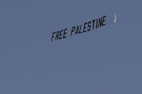 Mensagem de apoio à Palestina transportada por um avião