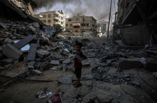 Criança no meio dos destroços em Gaza